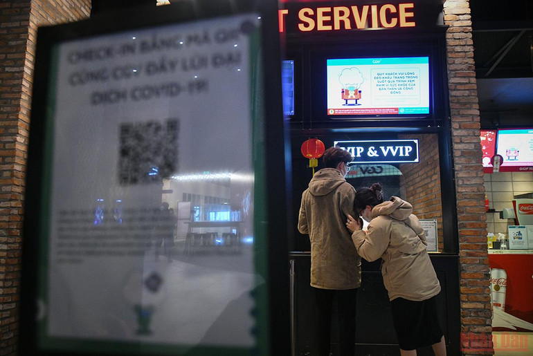 Rạp chiếu phim ở Hà Nội ngày đầu mở cửa trở lại, lượng người đến xem khá vắng -0