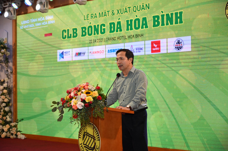 Ông Nguyễn Văn Toàn, Phó Chủ tịch thường trực UBND tỉnh Hòa Bình giao nhiệm vụ cho CLB. (Ảnh: VFF) Ra mắt CLB bóng đá hạng nhì Hoà Bình -0