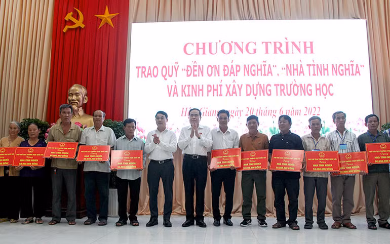 Phó Chủ tịch Thường trực Quốc hội tiếp xúc cử tri tại Hậu Giang -0