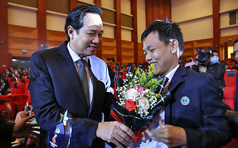 Vinh danh 64 thanh niên khuyết tật truyền cảm hứng -0