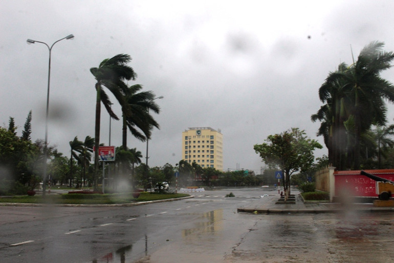 Gió đang giật từng đợt và mưa lớn ở Quảng Nam -0