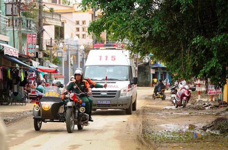 Xe cứu thương đưa các nạn nhân về Bệnh viện Quân y 268 (TP Huế). Đã tìm thấy 13 thi thể cán bộ trong Đoàn công tác gặp nạn -0