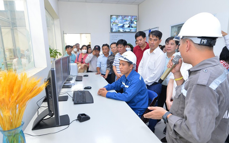 Tham quan quy trình sản xuất thức ăn cho bò sữa. (Ảnh: THÀNH CƯỜNG) Đoàn công tác Ban Tuyên giáo Trung ương tham quan các mô hình sản xuất ở Nghệ An -0