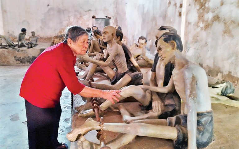Bà Ni thăm phòng giam số 6, trại Phú Hải. Nữ cựu tù Côn Đảo và duyên nợ với quê hương thứ hai -0