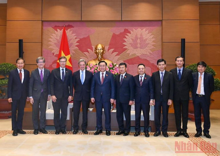 Chủ tịch Quốc hội Vương Đình Huệ và ông Michael Arthur, Phó Chủ tịch Cấp cao Tập đoàn Boeing kiêm Chủ tịch phụ trách Boeing toàn cầu cùng với các đại biểu tại buổi tiếp. (Ảnh Duy Linh) Quốc hội, Chính phủ sẵn sàng tạo điều kiện để các doanh nghiệp Hoa Kỳ hoạt động tại Việt Nam -0