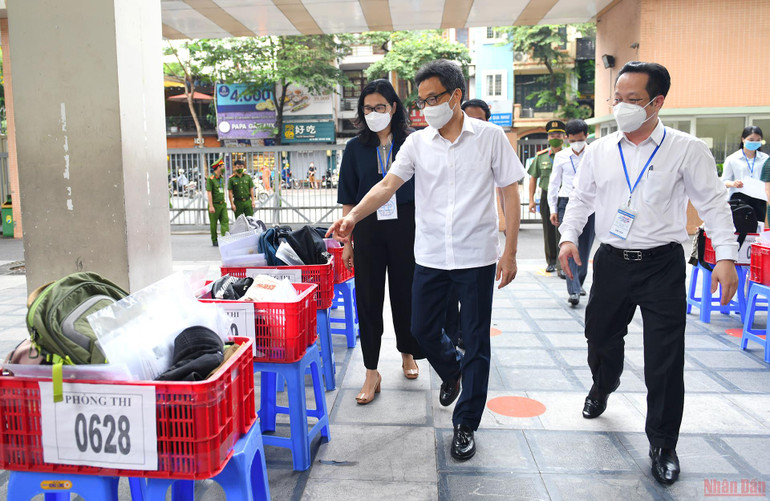 Phó Thủ tướng Vũ Đức Đam kiểm tra Kỳ thi tốt nghiệp THPT năm 2022 tại Hà Nội -0