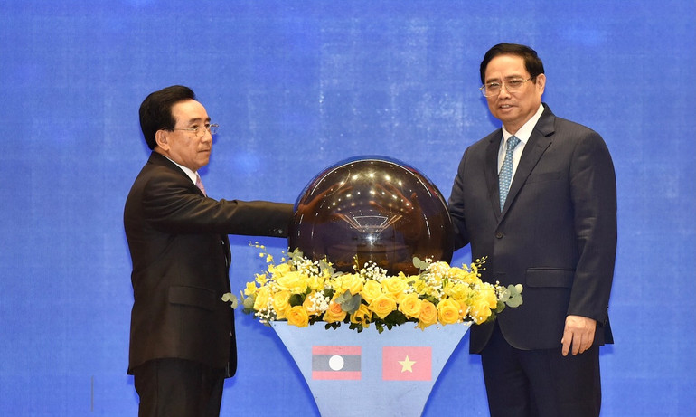Thủ tướng Phạm Minh Chính và Thủ tướng Lào Phankham Viphavanh thực hiện nghi lễ phát động Năm Đoàn kết Hữu nghị Việt Nam-Lào, Lào-Việt Nam 2022. (Ảnh: Trần Hải) dsc_6210.jpg -0