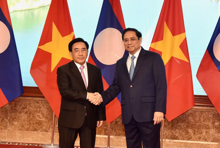 Thủ tướng Phạm Minh Chính và Thủ tướng Lào Phankham Viphavanh. (Ảnh: Trần Hải) Lễ đón Thủ tướng Lào Phankham Viphavanh thăm chính thức Việt Nam -0