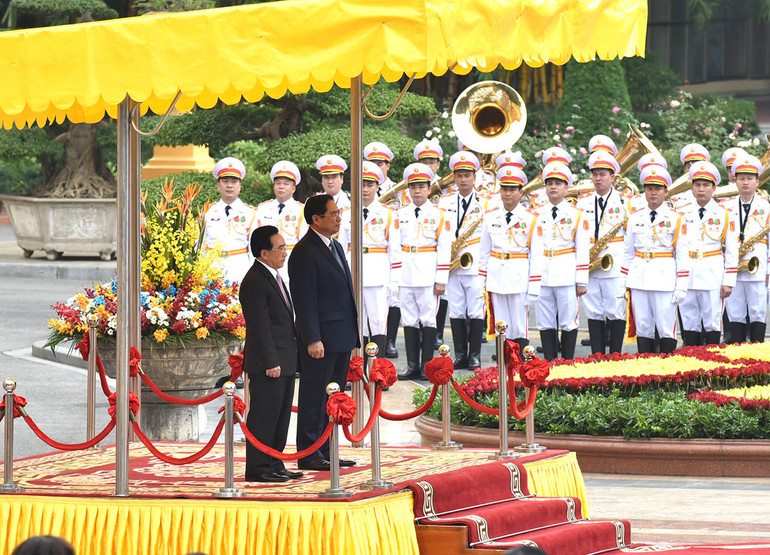 Thủ tướng Phạm Minh Chính và Thủ tướng Lào Phankham Viphavanh trên bục danh dự, nghe quân nhạc cử Quốc thiều hai nước. (Ảnh: Trần Hải) Lễ đón Thủ tướng Lào Phankham Viphavanh thăm chính thức Việt Nam -0