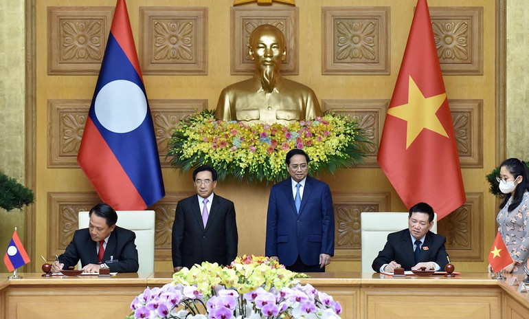 Thủ tướng Phạm Minh Chính và Thủ tướng Lào Phankham Viphavanh chứng kiến lễ ký kết văn kiện hợp tác giữa Bộ Tài chính hai nước. (Ảnh: Trần Hải) dsc_6017.jpg -0