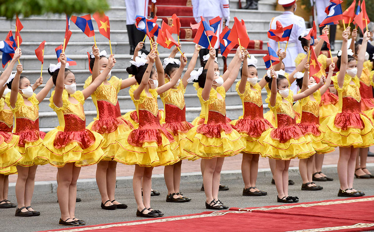 Các cháu thiếu nhi đón chào Thủ tướng Phạm Minh Chính và Thủ tướng Lào Phankham Viphavanh. (Ảnh: Trần Hải) Lễ đón Thủ tướng Lào Phankham Viphavanh thăm chính thức Việt Nam -0