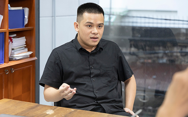 Lê Đình Lực chia sẻ về những bước ngoặt trong cuộc đời mình. (Ảnh: Nhật Minh) Chàng trai chuyên toán sở hữu tác quyền cách học ngoại ngữ đặc biệt -0