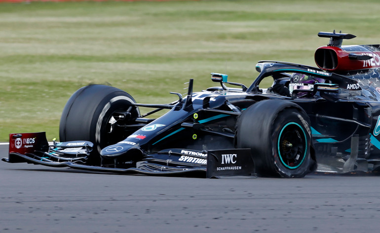 Nổ lốp, Hamilton về đích ngoạn mục -0