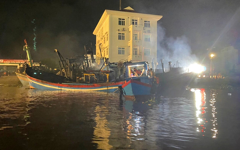 Cháy rụi 5 tàu cá đang neo đậu tại cảng cá Quy Nhơn -0