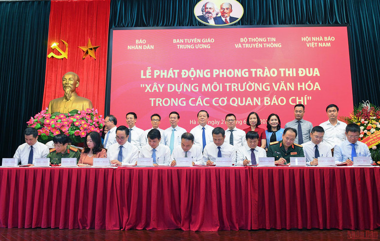 Tại Lễ phát động, lãnh đạo 11 cơ quan báo chí đại diện các khối, loại hình, lĩnh vực báo chí trong cả nước ký kết giao ước thực hiện phong trào thi đua “Xây dựng môi trường văn hóa trong các cơ quan báo chí”. (Ảnh: THÀNH ĐẠT) Phát động phong trào thi đua “Xây dựng môi trường văn hóa trong các cơ quan báo chí” -0