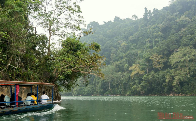 Hồ Ba Bể - viên ngọc bích miền thượng du -0