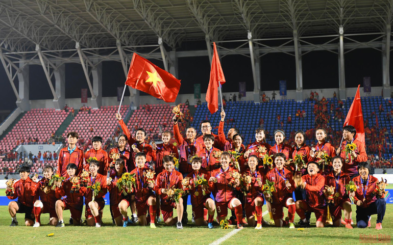 Thầy trò huấn luyện viên Mai Đức Chung nhận Huy chương Vàng SEA Games 31 sau chiến thắng đội tuyển Thái Lan. (Ảnh: THÀNH ĐẠT) Đội tuyển bóng đá nữ Việt Nam đón nhận Huy chương Vàng SEA Games 31 -0