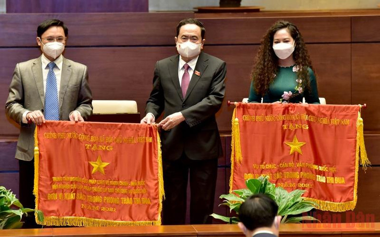 Phó Chủ tịch Thường trực Quốc hội Trần Thanh Mẫn trao Cờ Thi đua của Chính phủ cho các tập thể có thành tích xuất sắc. (Ảnh: Duy Linh). VLH_6365-1640955693855.jpg