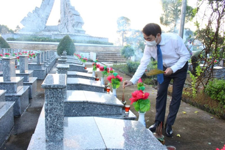 Đồng chí Nghiêm Xuân Thành, Ủy viên Trung ương Đảng, Bí thư Tỉnh ủy Hậu Giang thắp hương tri ân các Anh hùng, liệt sĩ. 27-7.jpg -0
