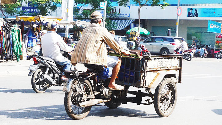 Cấm xe thô sơ 3 - 4 bánh còn nhiều khó khăn -0