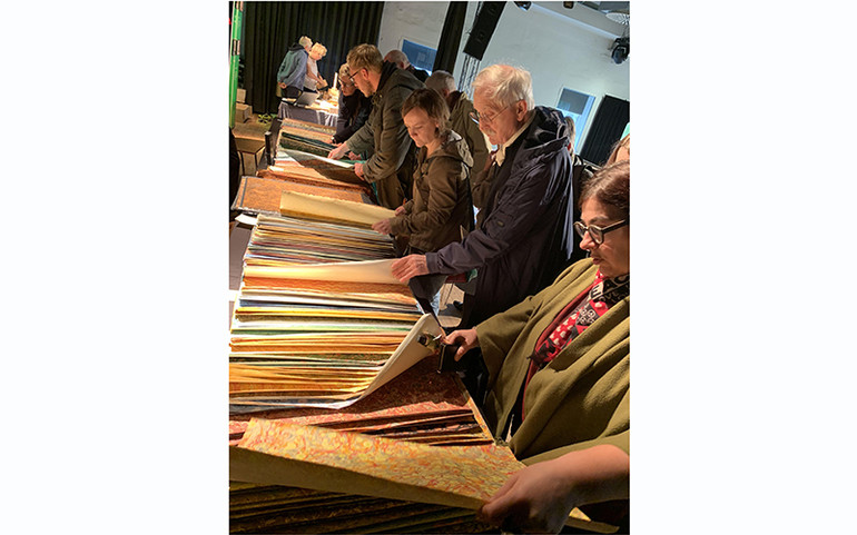 Người trẻ trưng sách là điều đáng mừng -0