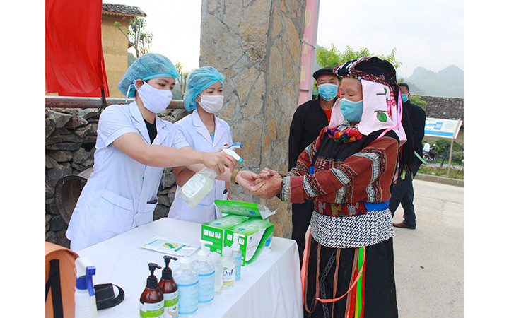 Cử tri thôn Lô Lô Chải thực hiện các biện pháp phòng, chống dịch Covid-19 tại khu vực bỏ phiếu số 2, xã Lũng Cú, huyện Đồng Văn (Hà Giang). Ảnh: TRỊNH KHÁNH TOÀN 21-1621809708908.jpg