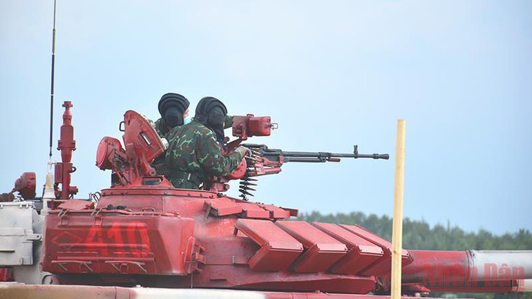 Đội tuyển Xe tăng bắn đạn thật hiệu chỉnh vũ khí -0