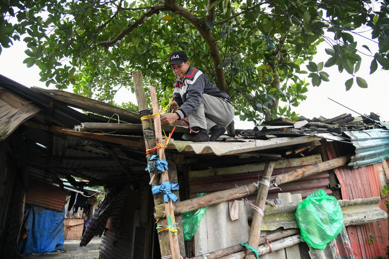 Dân ngụ cư ven sông Hồng chống rét -0