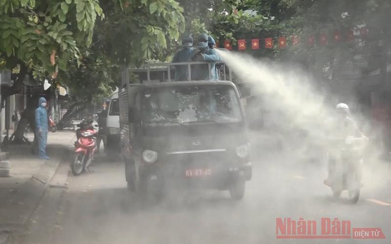 Khử trùng khu dân cư có bảy ca bệnh trong một nhà -0