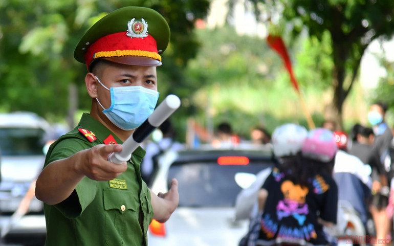 Ngoài ra, các lực lượng chức năng như công an, dân phòng, thanh tra giao thông... luôn túc trực nhằm bảo đảm an ninh trong và ngoài khu vực thi. 11-1597026468444.jpg