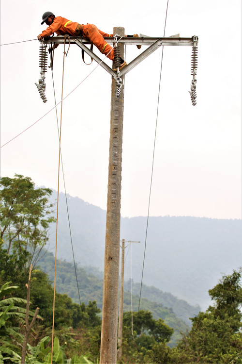 Nỗ lực đưa điện đến bản xa -0
