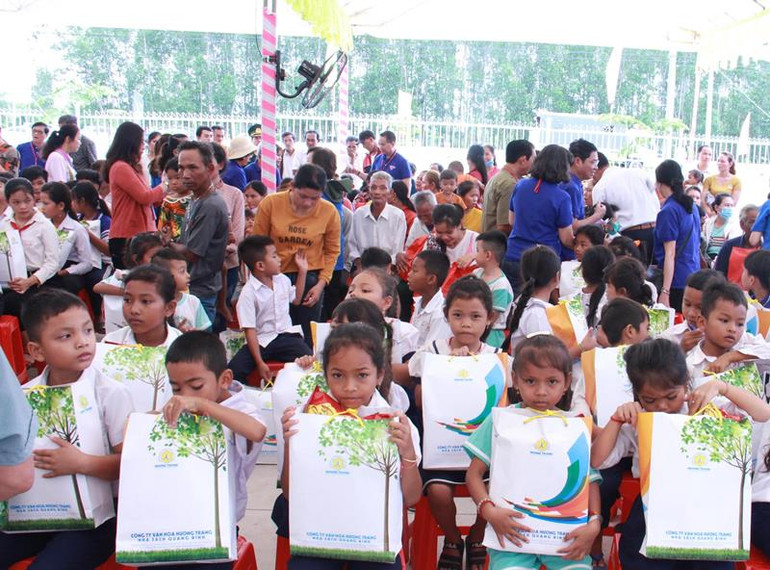 Các em học sinh trên địa bàn huyện Lộc Ninh được đoàn cựu cán bộ Đoàn thanh niên Việt Nam phía nam tặng quà nhân chuyến hoạt động tại Bình Phước. Nhiều hoạt động kỷ niệm Ngày Thương binh, liệt sĩ tại Bình Phước -0