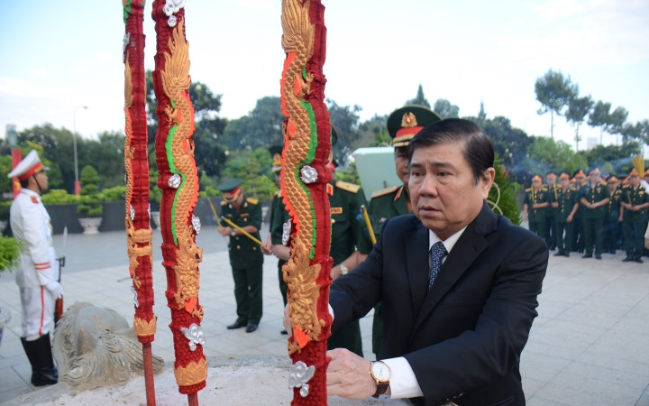 Lãnh đạo Thành phố dâng hương tưởng nhớ anh hùng liệt sĩ. Đoàn đại biểu TP Hồ Chí Minh dâng hương tưởng niệm các anh hùng liệt sĩ -0