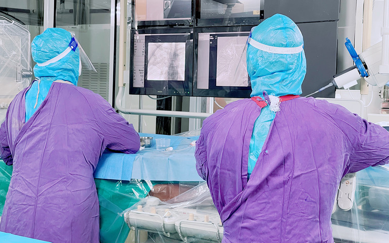 Cứu kịp thời ca ho máu nặng trên nền lao phổi, nhiễm Covid-19 -0