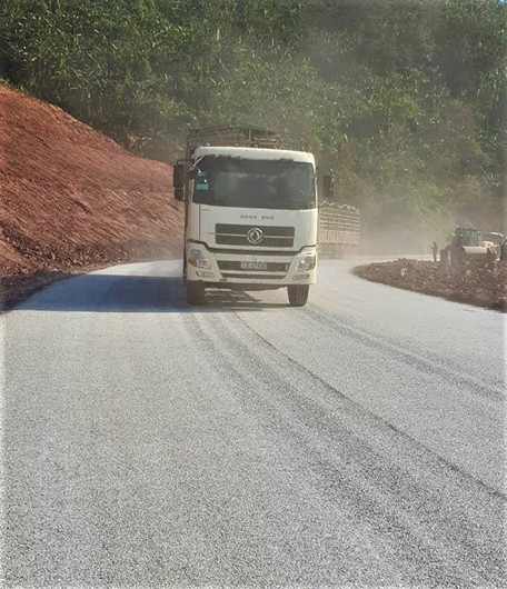 Tuyến đường hoàn thành tạo thuận lợi cho người dân đi lại và giao thương qua biên giới. Quảng Bình thông tuyến chính thức Quốc lộ 12A sang nước bạn Lào -0