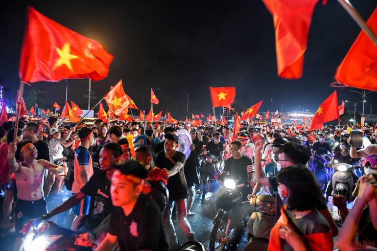 Người dân đổ ra đường ăn mừng U23 Việt Nam vô địch SEA Games 31 -2