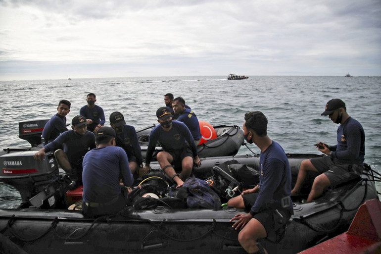 Vụ rơi máy bay tại Indonesia: Chuyển hai túi chứa các phần thi thể tới bệnh viện -0
