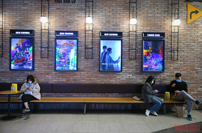 Rạp chiếu phim ở Hà Nội ngày đầu mở cửa trở lại, lượng người đến xem khá vắng -0