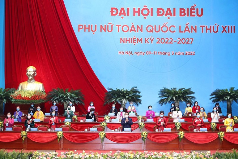 Đoàn Chủ tịch Đại hội. (Ảnh: TTXVN) Xây dựng xã hội tốt đẹp trên nền tảng tôn trọng, tôn vinh, chăm lo, bảo vệ phụ nữ -0