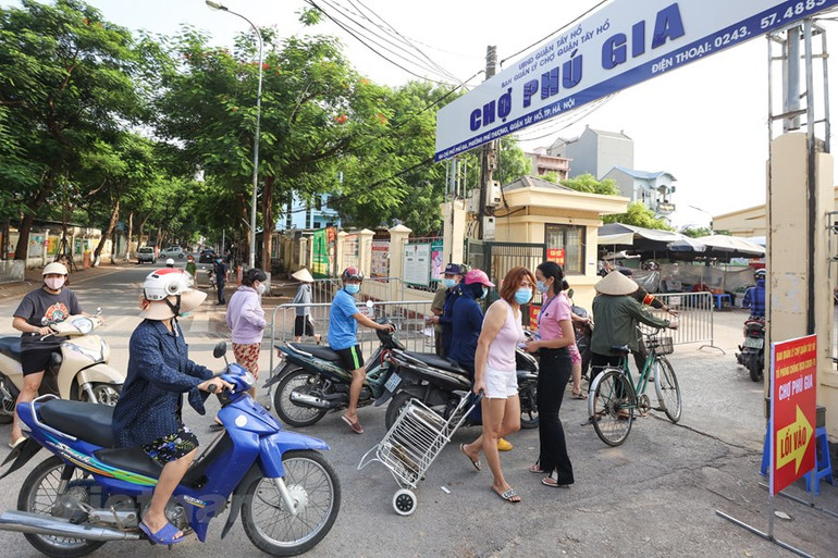 Người dân Thủ đô xếp hàng dùng thẻ để đi chợ thời Covid-19 -0