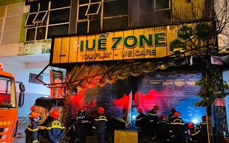 Lực lượng chữa cháy nhanh chóng sử dụng các thiết bị cắt thủy lực phá cửa cuốn tại tầng 1. (Ảnh: CTV) Kịp thời giải cứu ba người mắc kẹt trong quán game bốc cháy -0