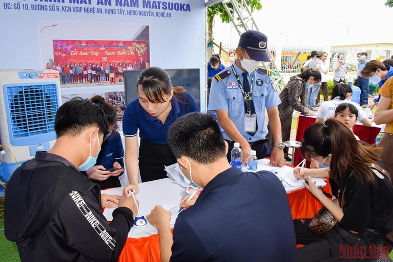 Hơn 1.500 lao động tham gia Ngày hội việc làm VSIP Nghệ An lần thứ nhất 2022”. (Ảnh: Thanh Lê) Hơn 1.500 lao động tìm hiểu, tìm kiếm việc làm tại Khu công nghiệp VSIP Nghệ An -0