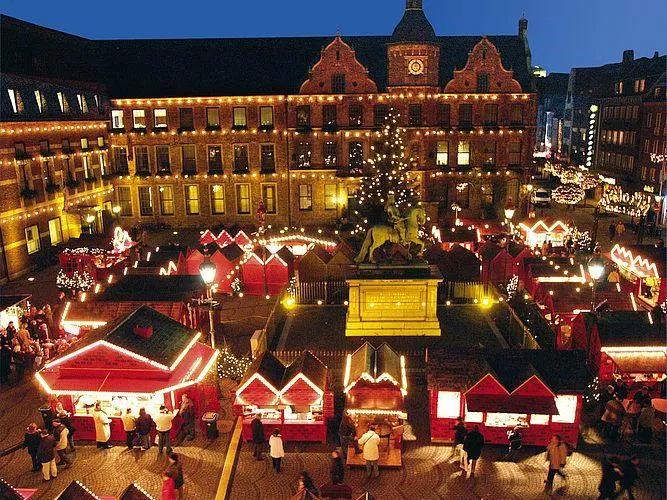 Chợ Düsseldorf rực rỡ sắc đỏ Giáng sinh. 10 chợ Giáng sinh huyền diệu ở châu Âu mở cửa trở lại -0