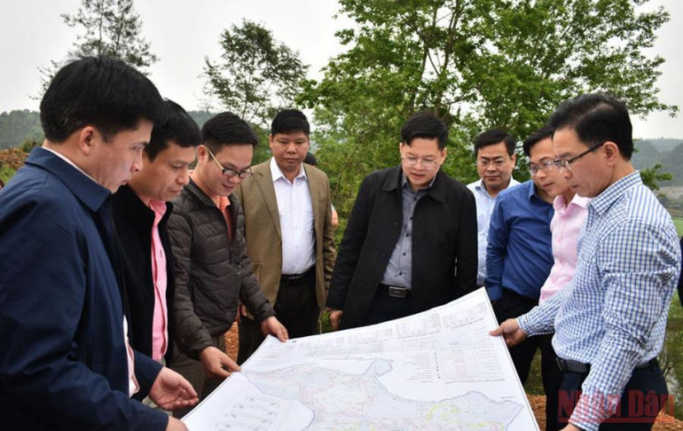 Phó Chủ tịch Thường trực UBND tỉnh Bắc Kạn Đinh Quang Tuyên kiểm tra tiến độ thi công các dự án giao thông kết nối du lịch tại huyện Ngân Sơn. Khơi dậy bền vững tiềm năng du lịch hồ Ba Bể -0