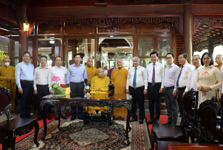 Đồng chí Đỗ Văn Chiến cùng lãnh đạo tỉnh Đồng Nai chụp ảnh lưu niệm với Hòa thượng Thích Thanh Từ. Đồng chí Đỗ Văn Chiến chúc mừng Đại lễ Phật đản tại Đồng Nai -0