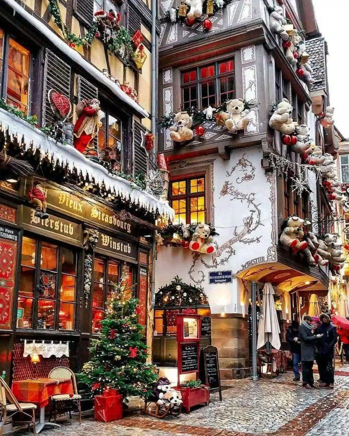 Những món đồ rực rỡ sắc màu Giáng sinh tại chợ Strasbourg. 10 khu chợ Giáng sinh huyền diệu ở châu Âu mở cửa trở lại -0