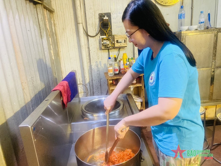 Thiếu uý QNCN Lê Na đang sên mứt (Ảnh: Báo Quân đội Nhân dân) Thiếu uý QNCN Lê Na đang sên mứt (Ảnh: Báo Quân đội Nhân dân)