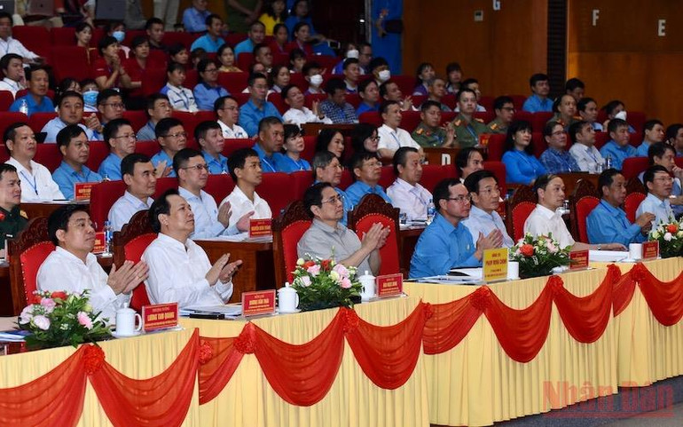 Thủ tướng Phạm Minh Chính chủ trì cuộc gặp gỡ, đối thoại với công nhân, lao động. (Ảnh: Trần Hải) Đảng, Nhà nước luôn quan tâm, chăm lo, nâng cao đời sống vật chất, tinh thần cho công nhân lao động -0