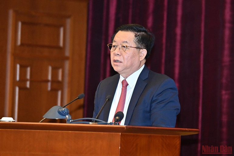 Đồng chí Nguyễn Trọng Nghĩa, Trưởng Ban Tuyên giáo Trung ương điều hành Hội nghị. Hình ảnh Hội nghị quán triệt và triển khai thực hiện Nghị quyết của Bộ Chính trị -1