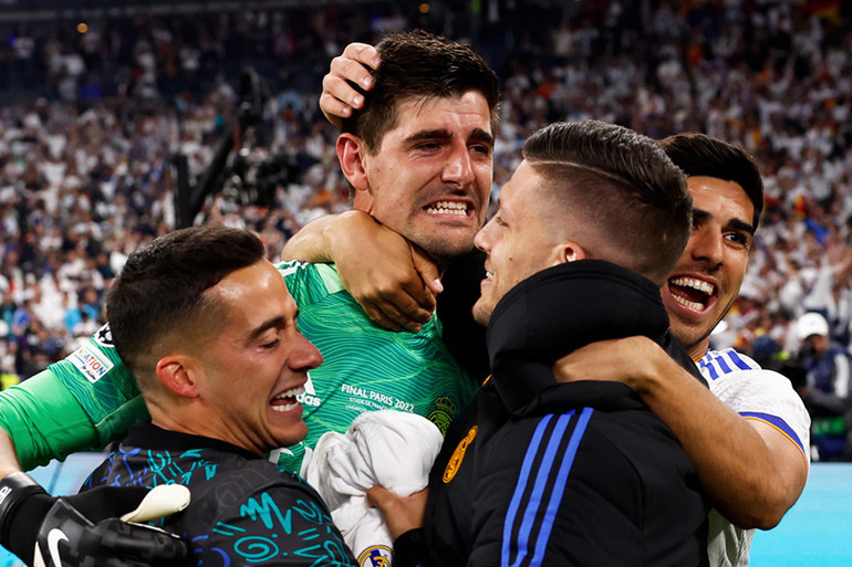Niềm vui như vỡ òa của thủ thành Courtois cùng các đồng đội khi tiếng còi kết thúc trận đấu vang lên. Ngoài ra, anh cũng được bầu chọn là cầu thủ xuất sắc nhất trận đấu. Những khoảnh khắc đẹp trong trận chung kết Champions League -0